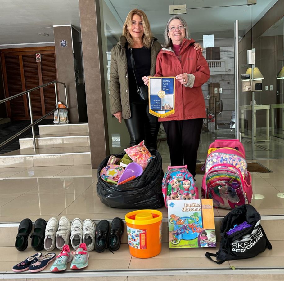 Juguetes, mochilas y zapatillas para merendero de la Comuna 1